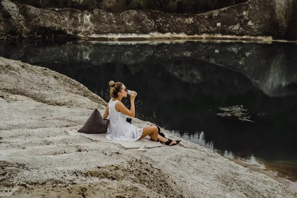 Giovane Donna Sulla Natura Margini Della Terra Lago Montagne — Foto Stock