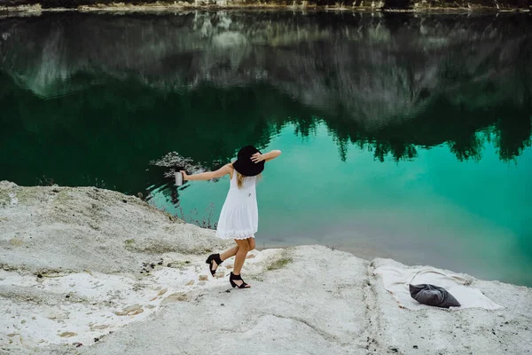 Young Woman Nature Edge Earth Lake Mountains — Stock Photo, Image