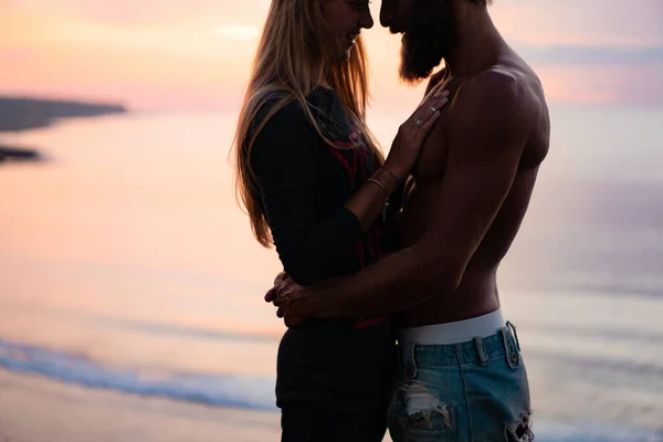 Pareja Enamorada Atardecer Océano Pareja Mixta — Foto de Stock