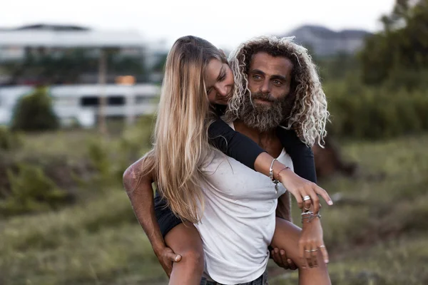 Sorrindo Casal Amor Livre — Fotografia de Stock