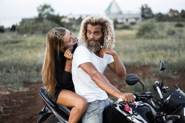 Sonriente Pareja Enamorada Aire Libre — Foto de Stock