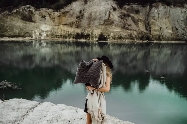 Jeune Femme Sur Nature Bord Terre Lac Montagnes — Photo