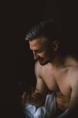 Zarif bir sabah adamı. Evde çıplak yakışıklı bir adam var.