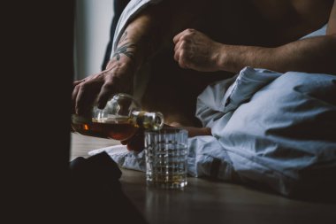 Adam evde viski içiyor, hafta sonu, ruh hali..