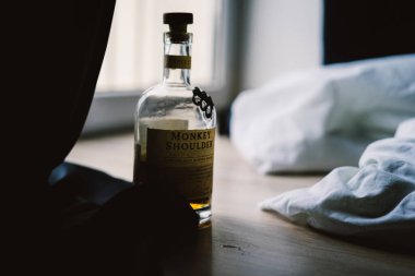 Yerde duran viski şişesi, arka plan..