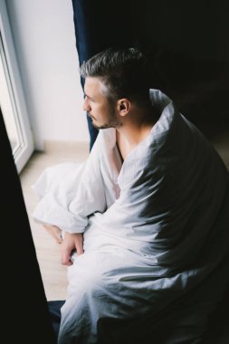 Adam evde rahat bir hafta sonu geçiriyor..