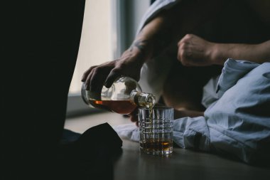 Adam evde viski içiyor, hafta sonu, ruh hali..