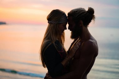 Okyanusta gün batımında aşık bir çift. karışık çift.