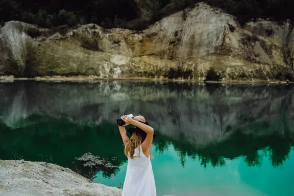 Młoda Kobieta Łonie Natury Krańcu Świata Jezioro Góry — Zdjęcie stockowe