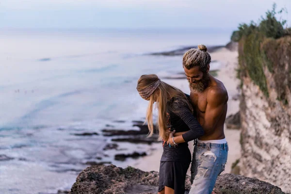 Couple Souriant Amoureux Plein Air — Photo