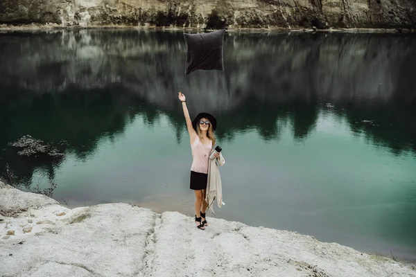 Jeune Femme Sur Nature Bord Terre Lac Montagnes — Photo