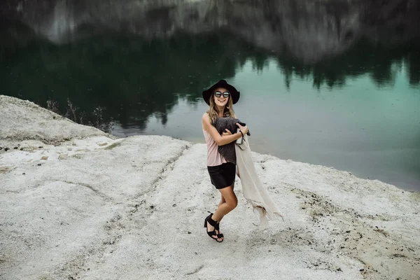 Young Woman Nature Edge Earth Lake Mountains — Stock Photo, Image