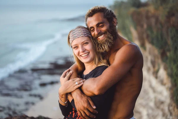 Sonriente Pareja Enamorada Aire Libre — Foto de Stock