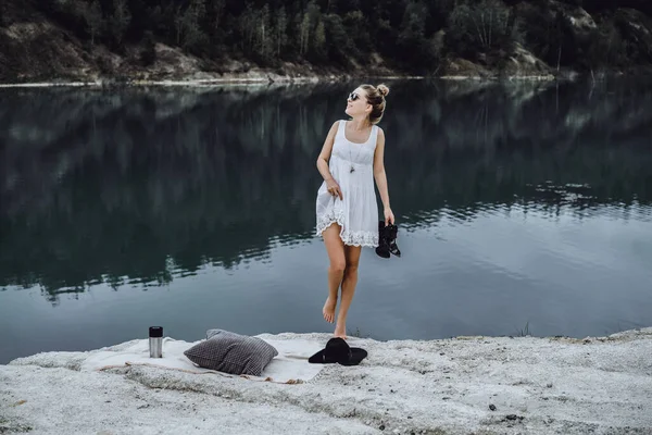 Jeune Femme Sur Nature Bord Terre Lac Montagnes — Photo