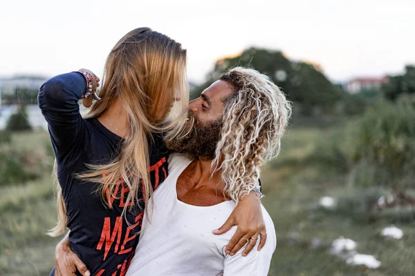 Couple Souriant Amoureux Plein Air — Photo