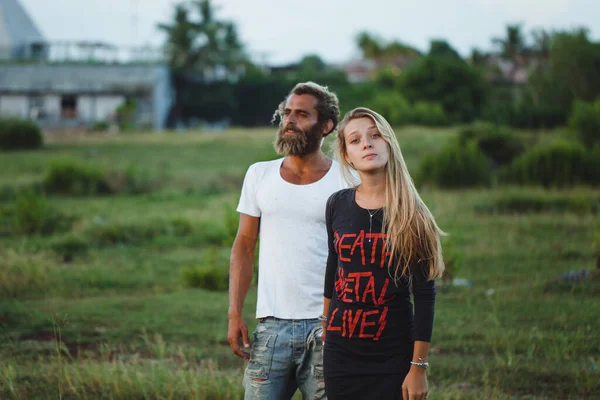 Couple Souriant Amoureux Plein Air — Photo