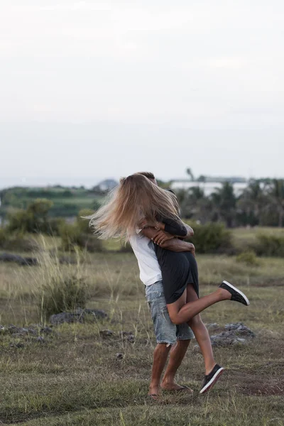 Couple Souriant Amoureux Plein Air — Photo