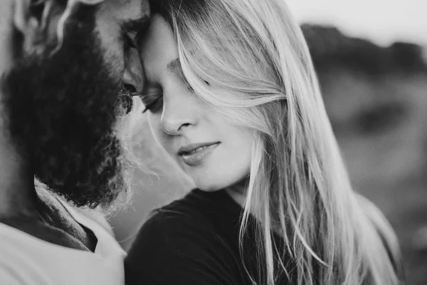 Sorrindo Casal Amor Livre — Fotografia de Stock