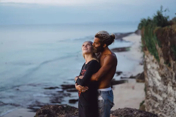 Sonriente Pareja Enamorada Aire Libre —  Fotos de Stock