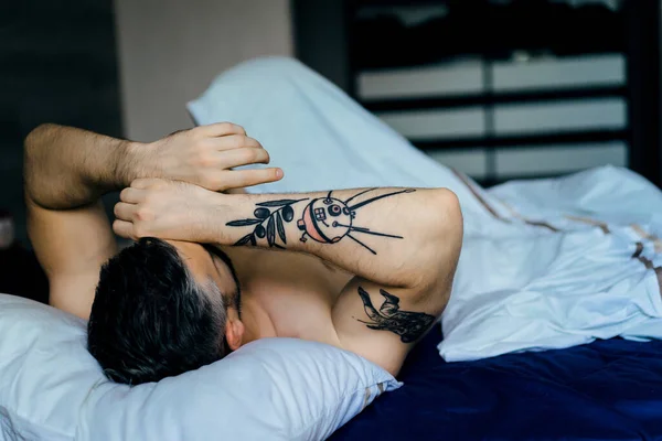 Сексуальный Голый Молодой Человек Протягивающий Руки Улыбающийся Пока Лежит — стоковое фото