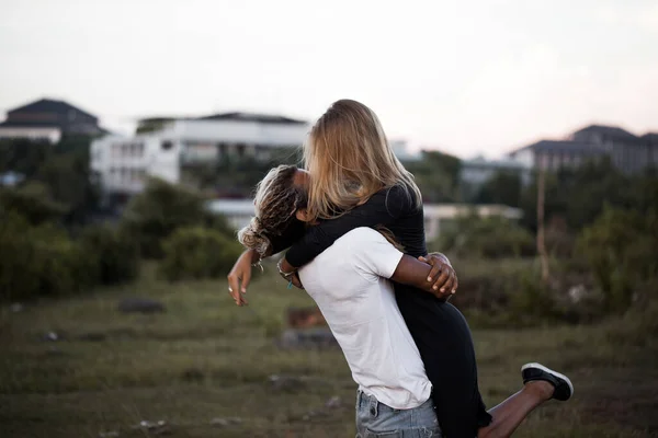 Couple Souriant Amoureux Plein Air — Photo