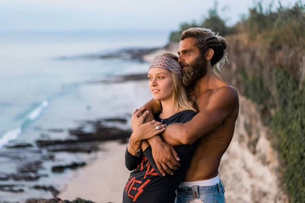 Sonriente Pareja Enamorada Aire Libre — Foto de Stock