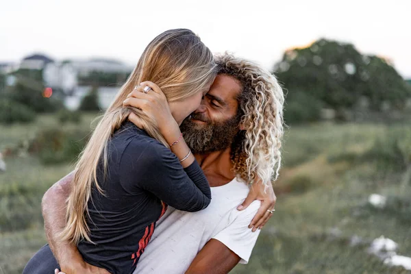 Couple Souriant Amoureux Plein Air — Photo