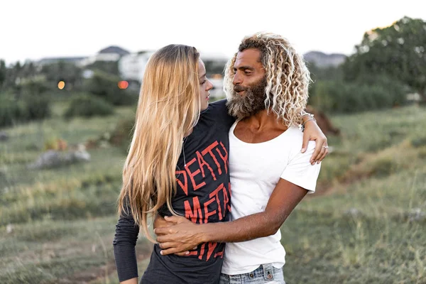 Sonriente Pareja Enamorada Aire Libre — Foto de Stock