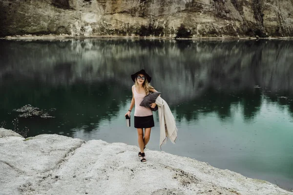 Jeune Femme Sur Nature Bord Terre Lac Montagnes — Photo