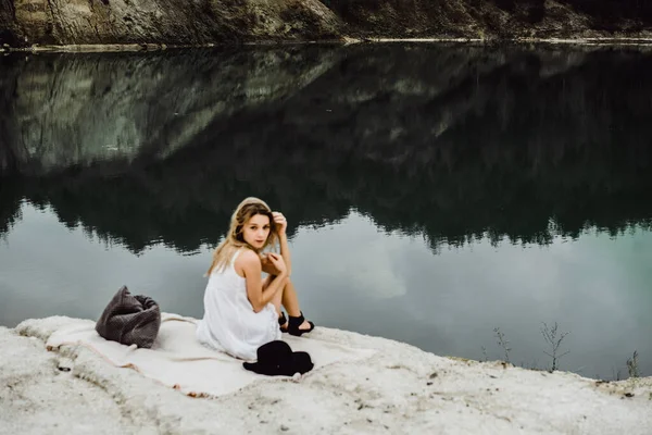 Giovane Donna Sulla Natura Margini Della Terra Lago Montagne — Foto Stock