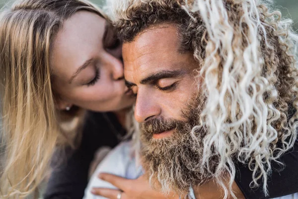 Couple Souriant Amoureux Plein Air — Photo