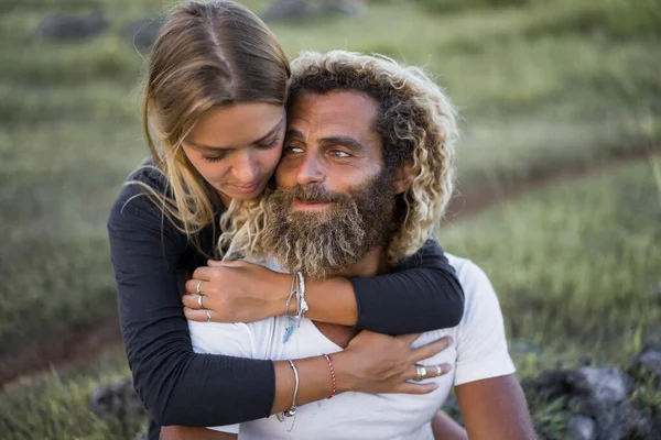 Sonriente Pareja Enamorada Aire Libre —  Fotos de Stock