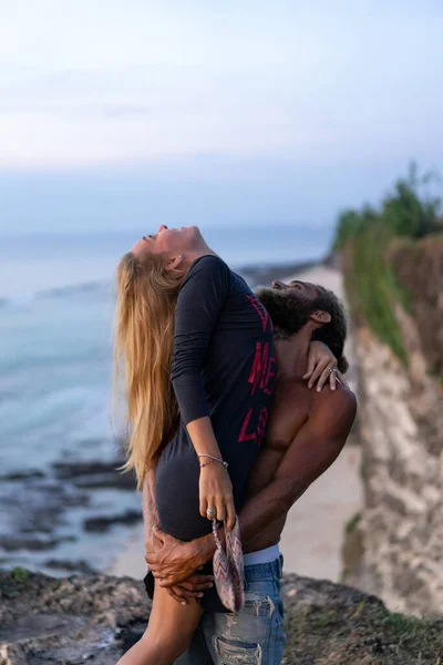 Couple Souriant Amoureux Plein Air — Photo