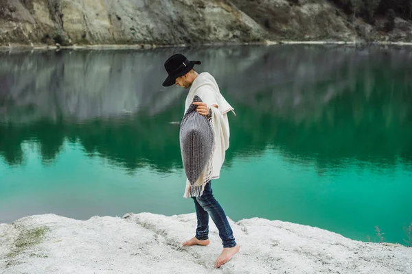 Mladý Muž Přírodě Okraji Země Jezero Hory — Stock fotografie