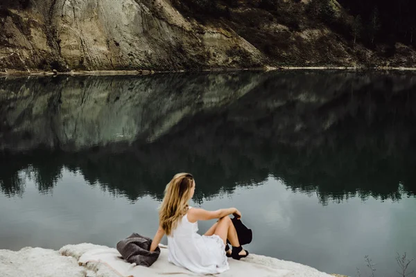 Ung Kvinna Naturen Utkanten Jorden Sjön Bergen — Stockfoto
