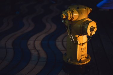 Eski paslı çelik musluk, yangın ve benzin pompası