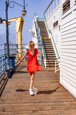 Santa Monica İskelesi, Kaliforniya 'daki genç kadın.