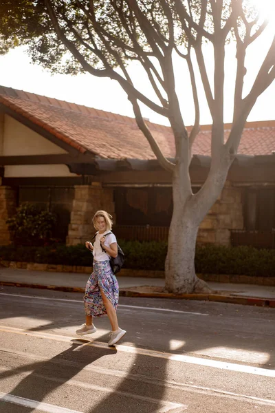 Mladá Žena Kráčí Ulicemi Santa Barbary Usa — Stock fotografie