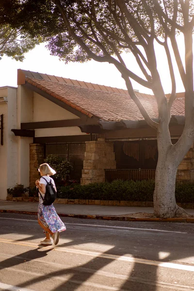Giovane Donna Cammina Strade Santa Barbara Stati Uniti — Foto Stock