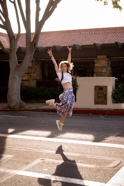 Młoda Kobieta Spaceruje Ulicami Santa Barbara Usa — Zdjęcie stockowe