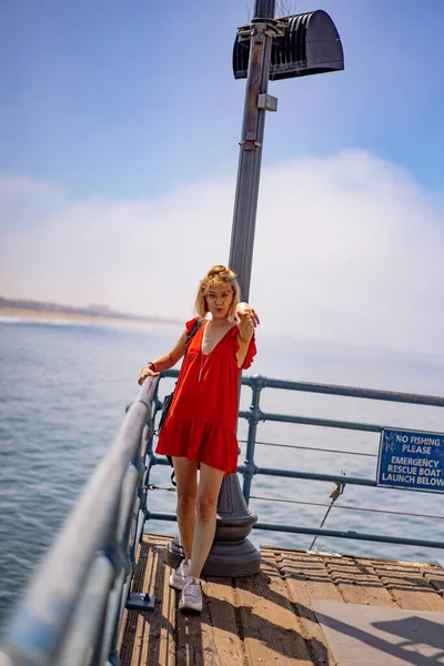 Young Woman Pier Santa Monica Pier California — Stock Photo, Image