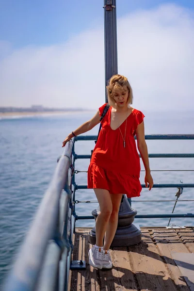Young Woman Pier Santa Monica Pier California — Stock Photo, Image