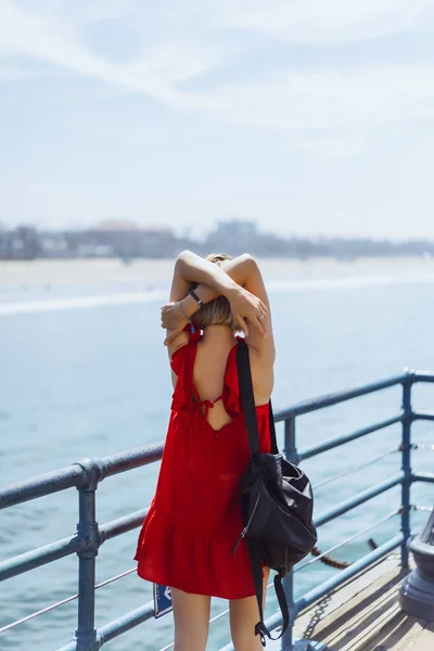 Santa Monica Skelesi Kaliforniya Daki Genç Kadın — Stok fotoğraf