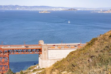 Golden Gate Köprüsü, Golden Gate Boğazı üzerindeki asma köprü. San Francisco