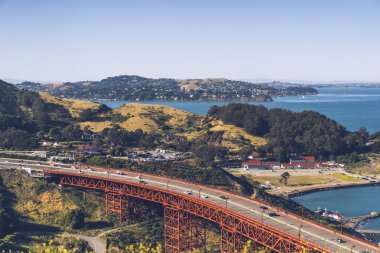 Golden Gate Köprüsü, Golden Gate Boğazı üzerindeki asma köprü. San Francisco