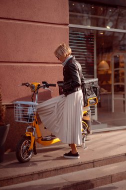 Bahar şehrinde zarif bir kadın yürüyor. sokak fotoğrafı.