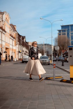 Bahar şehrinde zarif bir kadın yürüyor. sokak fotoğrafı.