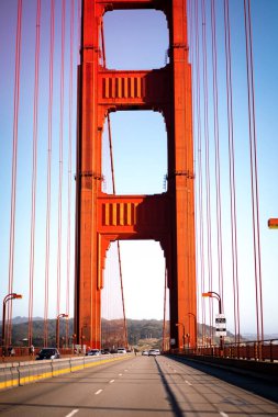 Golden Gate Köprüsü, Golden Gate Boğazı üzerindeki asma köprü. San Francisco