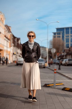 Bahar şehrinde zarif bir kadın yürüyor. sokak fotoğrafı.