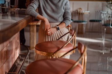 Bir kafede zarif bir bayan. Kafede bir kadın kahve içiyor..